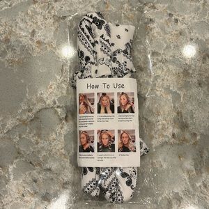 Heatless curling set in Black and White Paisley pattern